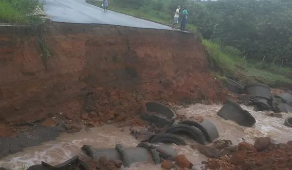 Asfalto cede e trecho da BR-101 é interditado; pista faz a ligação entre Bahia e Sergipe