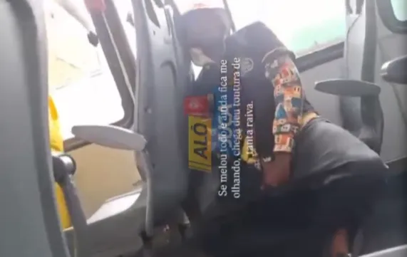 Um homem foi flagrado se masturbando dentro de um ônibus que fazia linha para o bairro da Ribeira, na manhã desta segunda-feira (8), em Salvador.