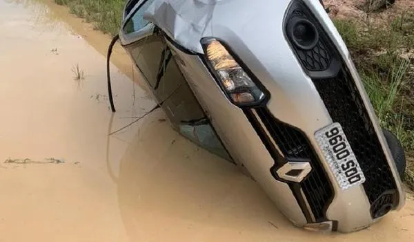 Forrozeiro Targino Gondim capota carro na Linha Verde; "um grande susto" 