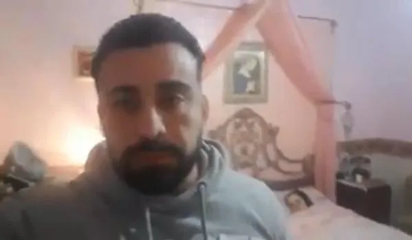 Ator fica preso em casa com corpo de irmã morta por coronavírus e pede ajuda pelo Facebook