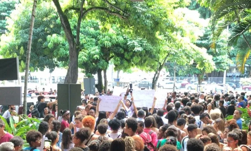 Grupo realiza protesto contra cortes de verbas da UFBA, no Canela; veja vídeo