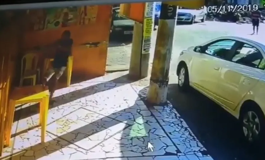 Vídeos mostram tiroteio em bar que deixou funcionário da Prefeitura ferido; assista