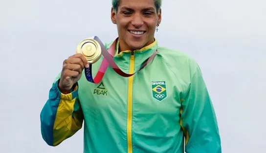 Após título no Mundial de Natação, baiana Ana Marcela Cunha iguala marca de Michael Phelps 