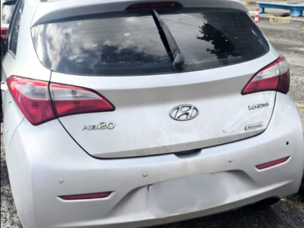 O carro roubado usado pelo casal teria sido subtraído em Lauro de Freitas, na Região Metropolitana, na sexta-feira (23). Foto: Divulgação/PMBA