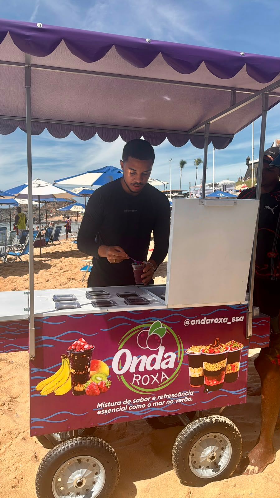 Igor preparando um a&ccedil;a&iacute; na praia da Barra, em Salvador/BA.