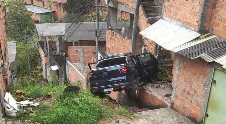 Carro fica pendurado em escada durante perseguição em Águas Claras