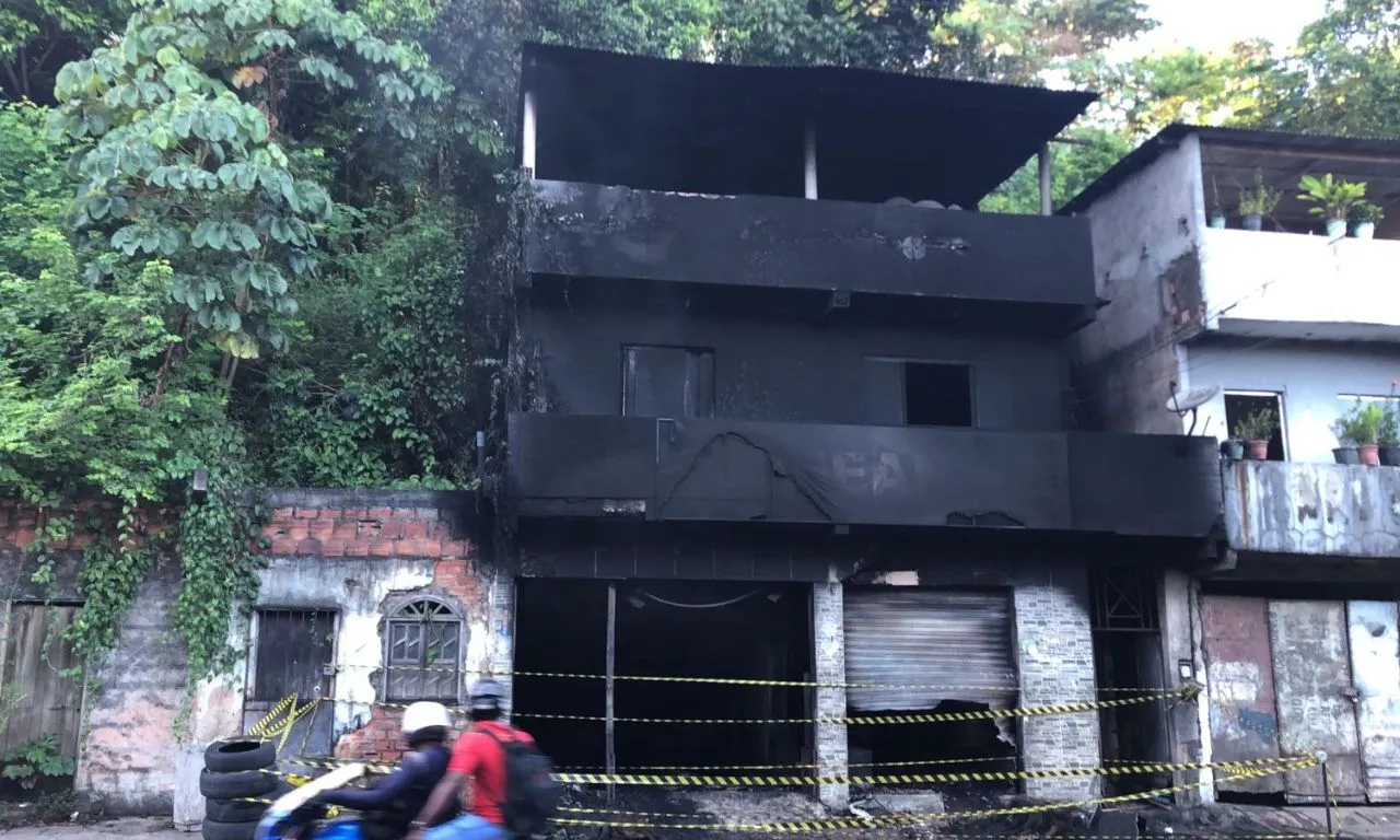 Incêndio destrói prédio no bairro de Canabrava, em Salvador