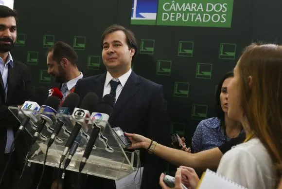 FOLHA DE PONTO: Deputado que faltar às sessões terá salário descontado, diz presidente da Câmara
