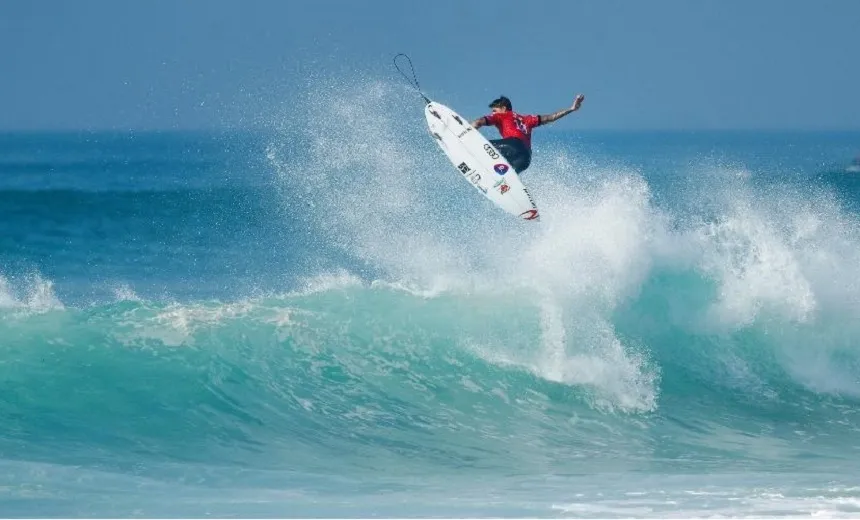 MUNDIAL DE SURFE: Medina vence repescagem no Havaí e segue firme na disputa