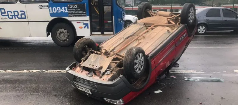 ACIDENTE: Carro capota no início da manhã na Avenida Paralela