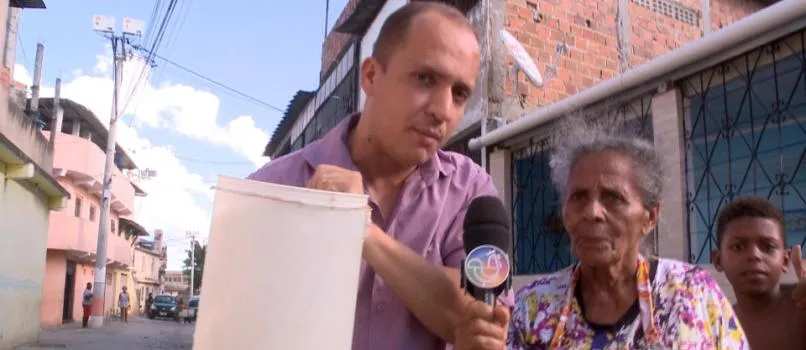 “ÁGUA PARA BANHO, ÁGUA PARA BEBER”: Moradores cantam Psirico para denunciar desabastecimento