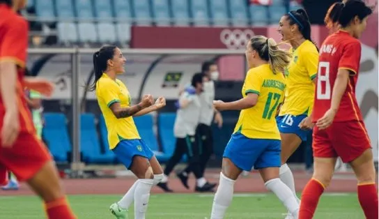 Em Tóquio, chinesas experimentam chocolate brasileiro na estreia das meninas do futebol nos Jogos Olímpicos