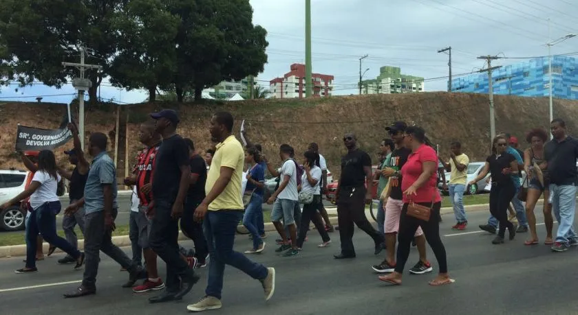 Protesto de servidores públicos estaduais atrapalha trânsito na Av. Paralela