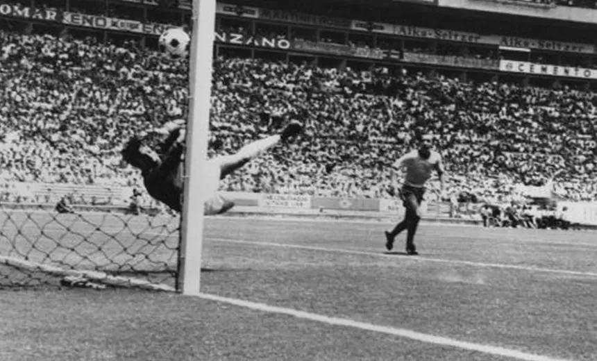 Morre Gordon Banks, goleiro de “defesa do século” em lance com Pelé