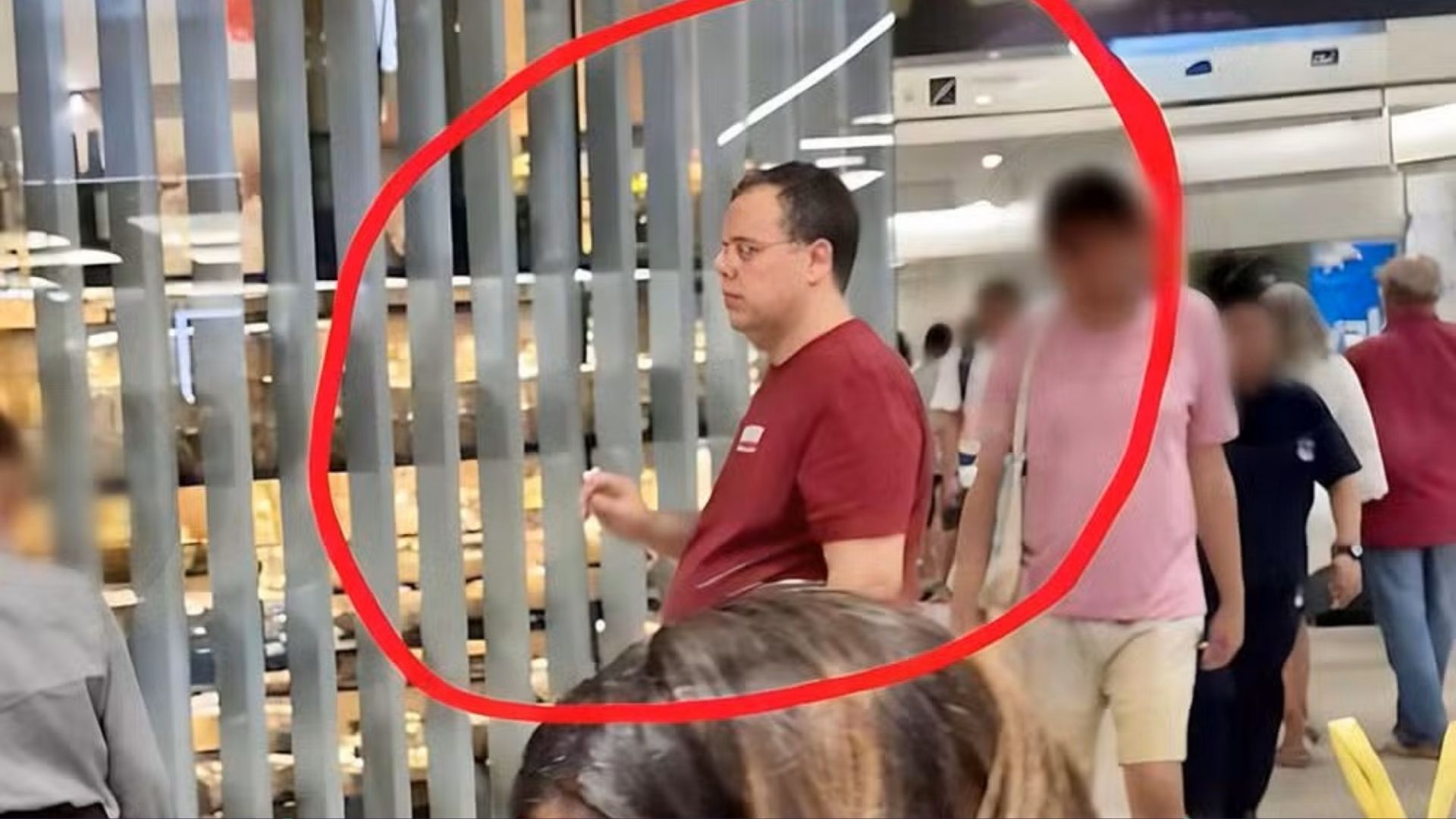Atirador &eacute; visto no Shopping Barra; Foto: Reprodu&ccedil;&atilde;o 