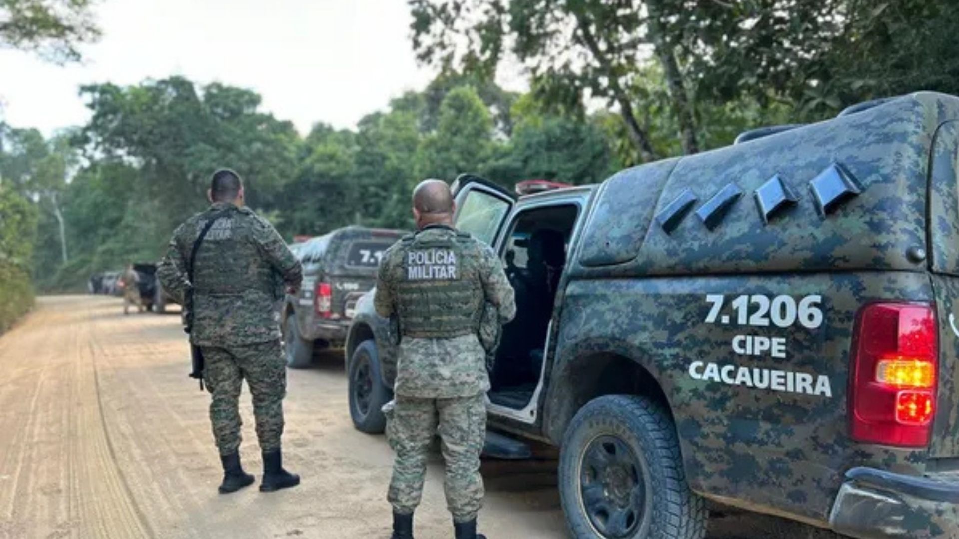 Doze pessoas foram conduzidas na tarde de terça-feira (24), por envolvimento no ataque contra turistas