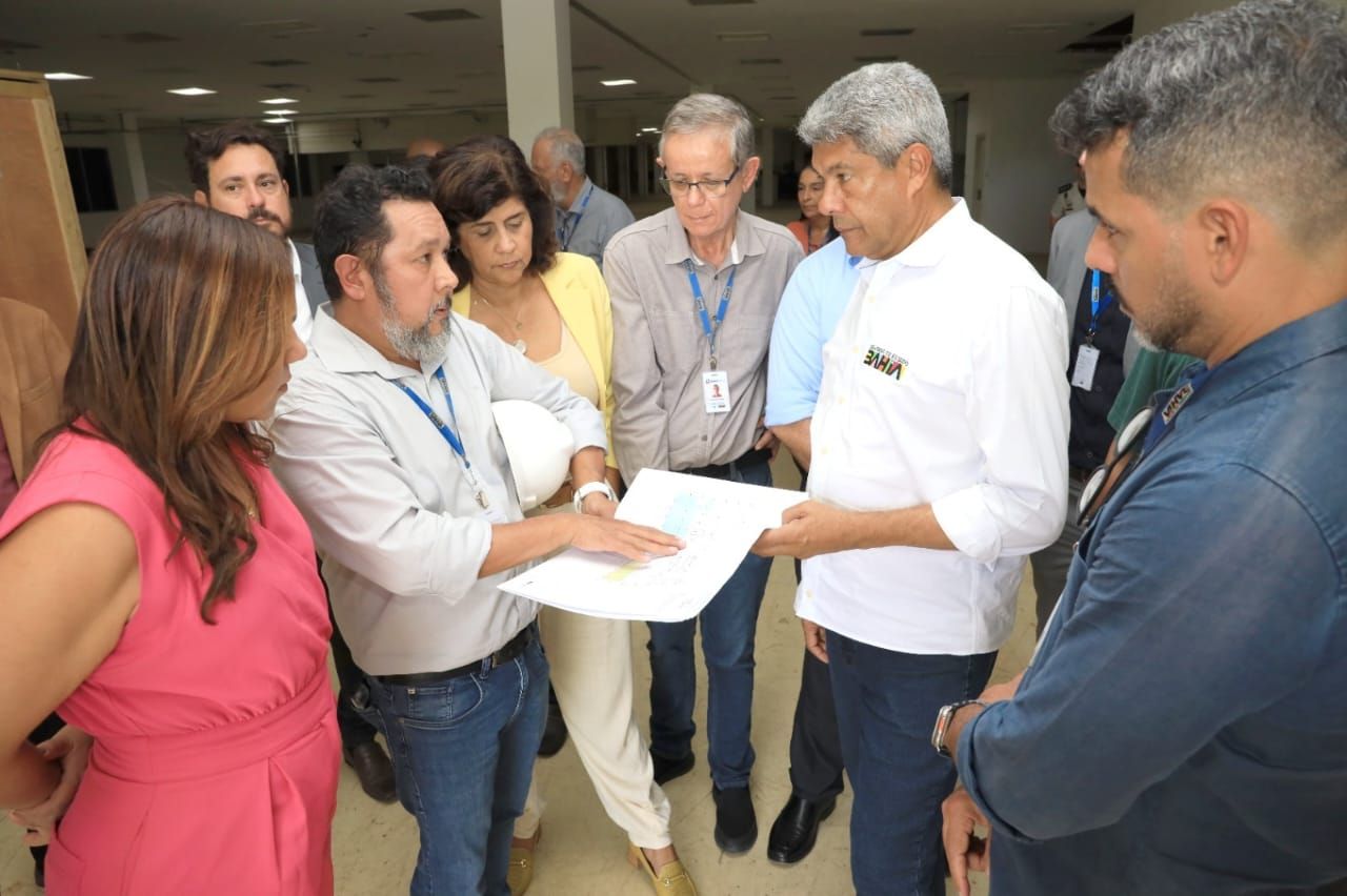 Governador Jerônimo Rodrigues durante visita técnica à Bahiafarma | Foto: divulgação/GOVBA