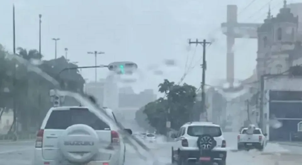 Chove em Salvador neste final de semana. Foto: Lícia Fontenele | TV Aratu