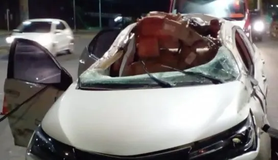 Acidente na Av. Paralela tem motorista morto e carro destruído; veículo bateu em outro carro e em poste