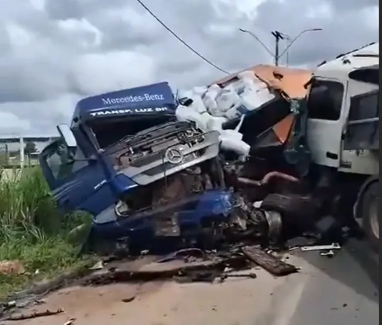 VÍDEO: Câmera registra colisão entre carretas na BR-101, em Itabatã