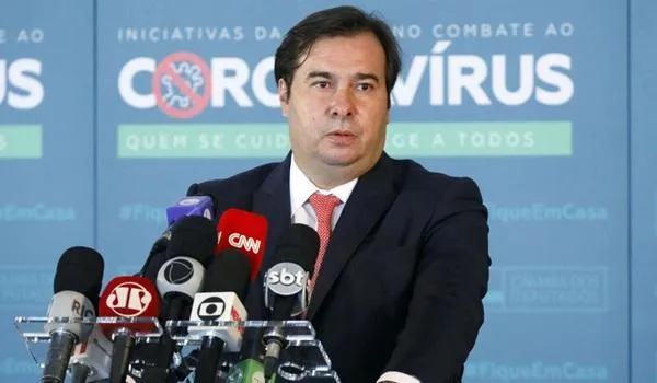 Projeto de combate a fake news deve ser votado este ano, diz Maia