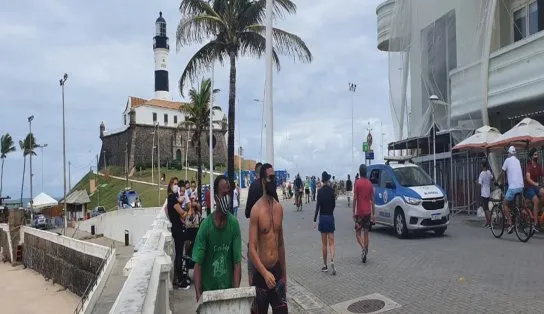 Flagrante: banhistas descumprem decretos e vão à praia da Barra, em Salvador