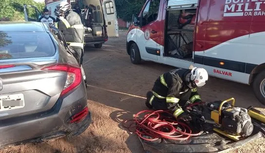 Mulher fica presa às ferragens de carro e espera trabalho dos bombeiros para ser resgatada na Bahia 