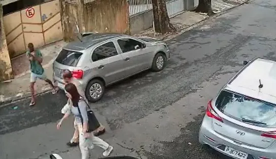 Casal é assaltado por homem armado no bairro da Graça, em Salvador, e vídeo mostra tudo 