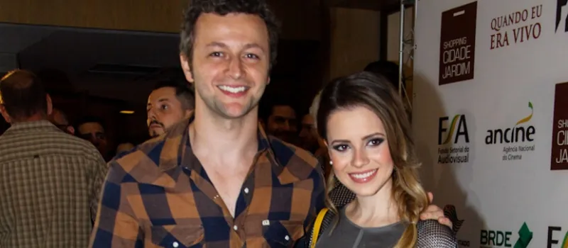‘ESSE TURU-TURU-TURU’: “Meu namorado”, declara-se Sandy durante show com marido; Veja