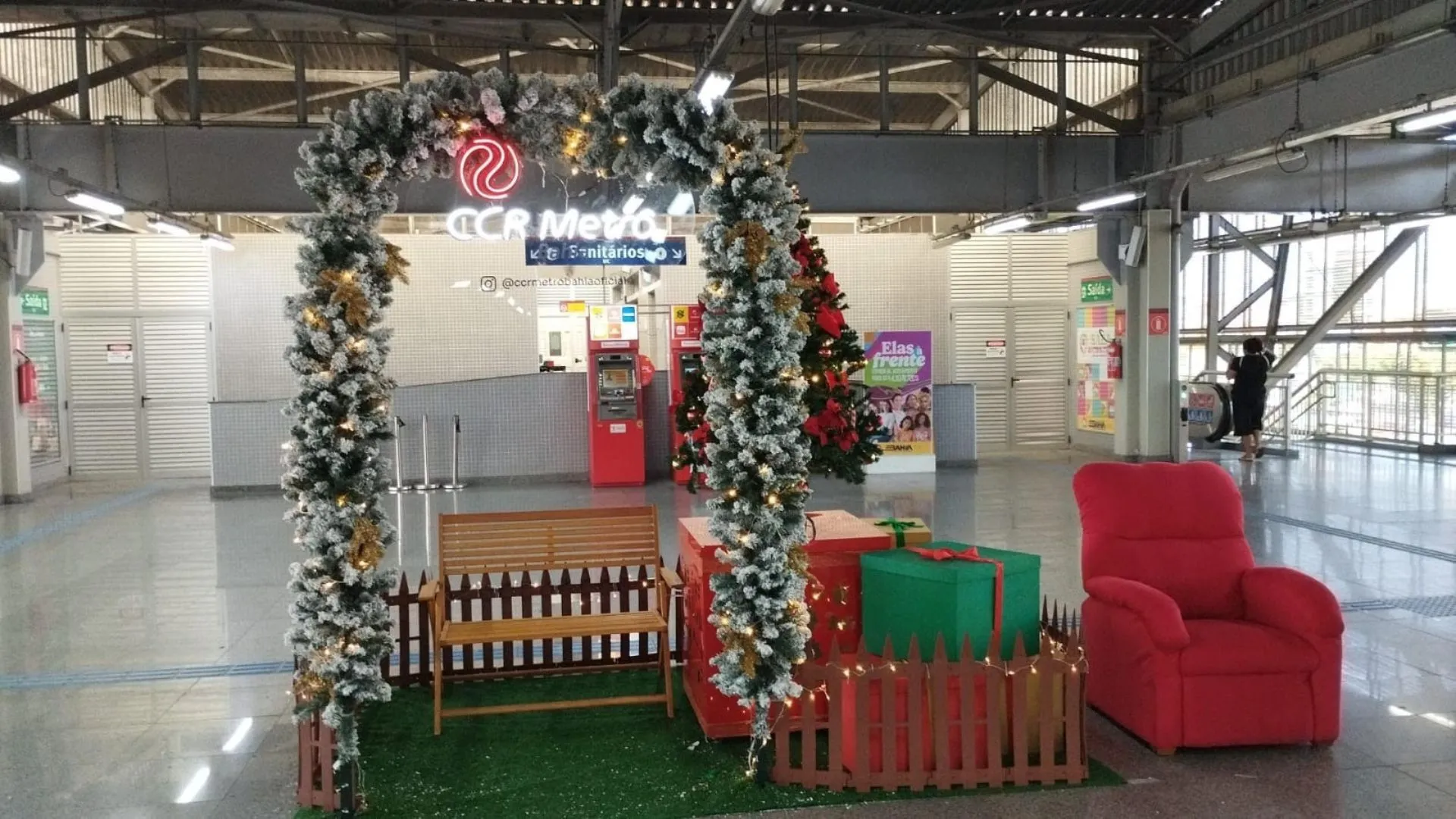 Papai Noel percorre linhas do metrô de Salvador nesta quinta-feira