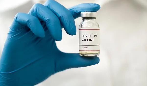 Anvisa autoriza retomada de testes com a vacina chinesa CoronaVac; interrupção acirrou clima de guerra política