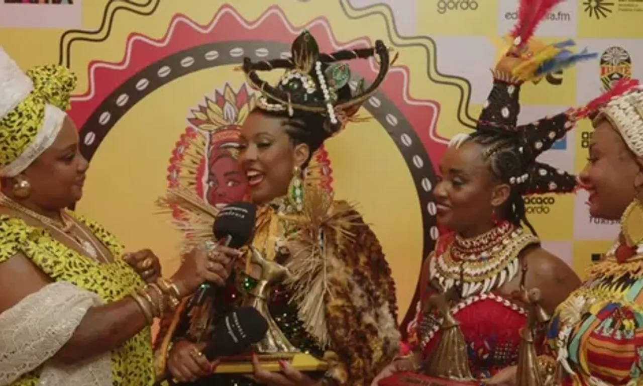 Carol Xavier &eacute; estudante de jornalismo, professora de dan&ccedil;a-afro para crian&ccedil;as e atual rainha do Mal&ecirc; Debal&ecirc;. Foto: Reprodu&ccedil;&atilde;o/YouTube/Macaco Gordo