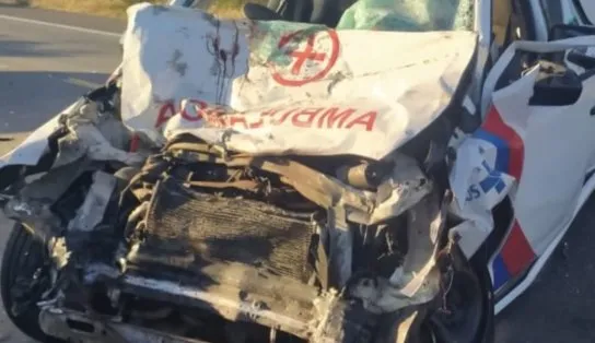 Colisão entre ambulância e kombi deixa um morto e três feridos na BR-324