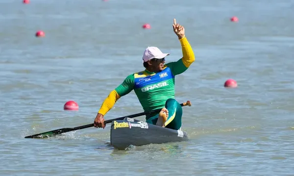 Isaquias Queiroz conquista prata na Copa do Mundo de canoagem na Hungria