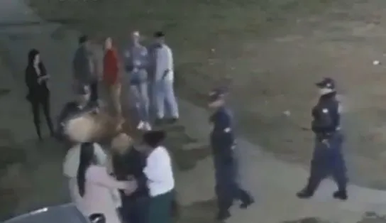 Vídeo mostra agressão de vereador contra servidora pública ao lado de viatura no interior da Bahia 