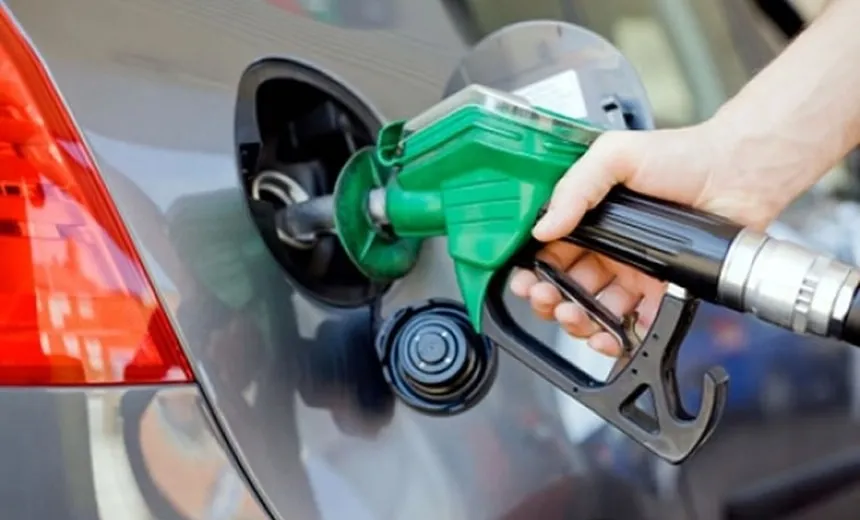 Preço da gasolina nas refinarias é reajustado pela segunda vez neste mês