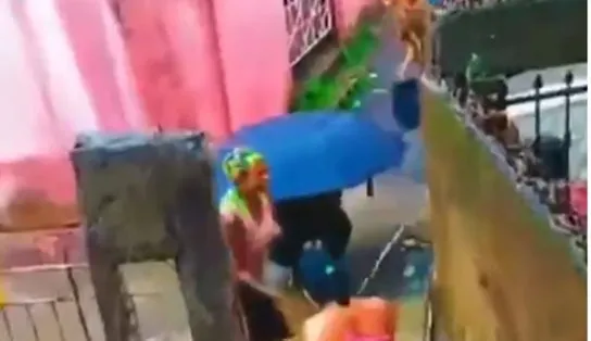 Combinação de falta d'água e chuva: moradores de Salvador dão jeitinho, enchem baldes e se divertem; "nunca me decepcionam" 