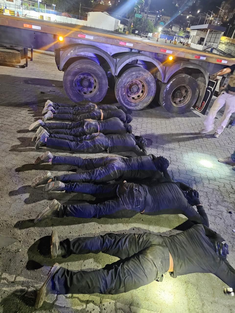 Nove suspeitos foram presos, durante a apreens&atilde;o de cerca de 1 tonelada de coca&iacute;na. Foto: Divulga&ccedil;&atilde;o | SSP-BA