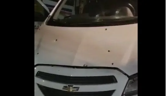 Taxista é atingido por vários tiros e morre dentro de carro em Salvador; baleado, passageiro está no HGE