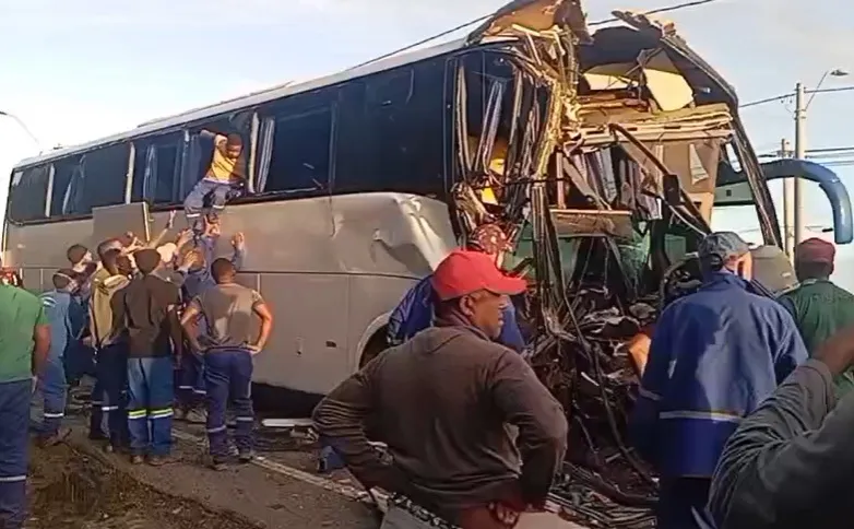 Vídeos: acidente com ônibus e caminhão deixa feridos na Av, BYD, em Camaçari