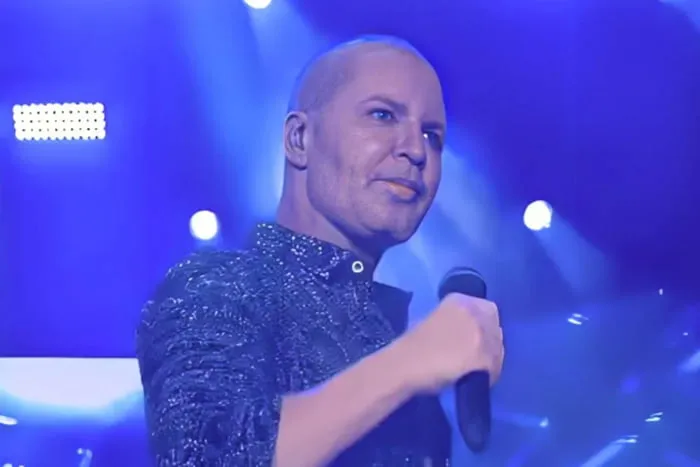 Eduardo Costa aparece careca em show e justifica: 'Muito anabolizante'