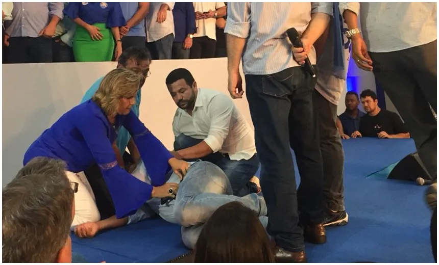 Vereador Vado Malassombrado cai do palanque e torce braço durante convenção do DEM
