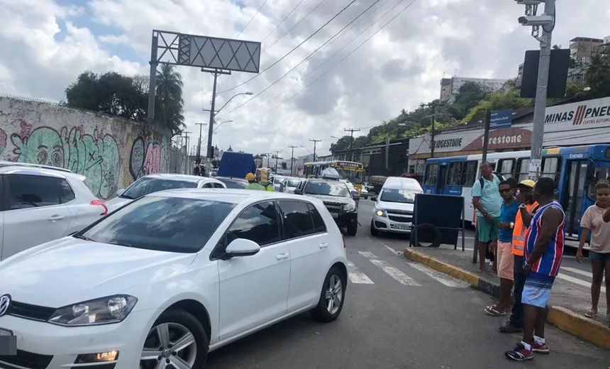 Feriadão: movimento é intenso no ferry-boat nesta quinta-feira