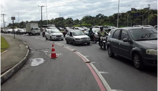 Engavetamento envolvendo cinco veículos deixa trânsito congestionado na Avenida Paralela 