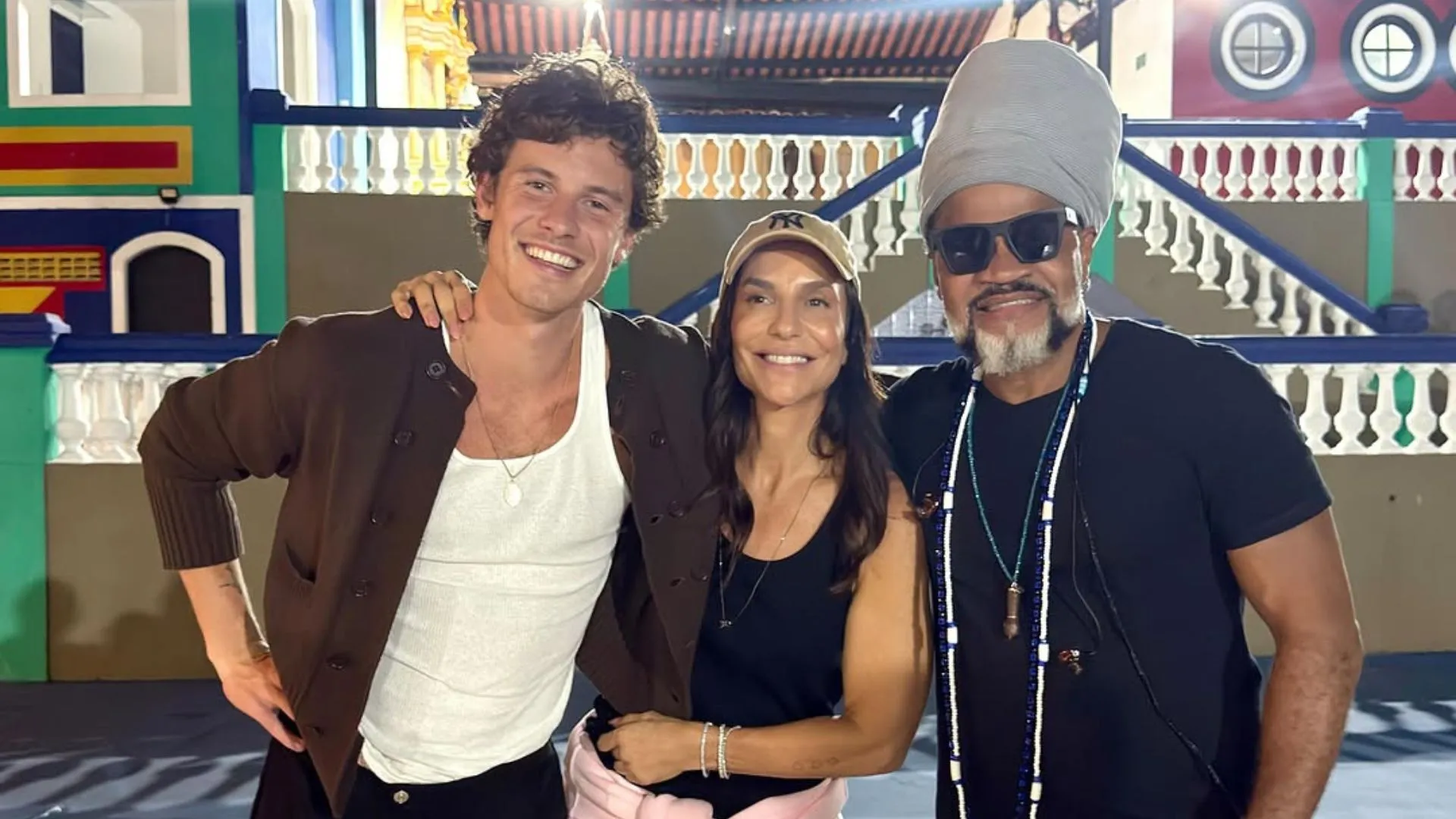 Shawn Mendes conhece Candyall Guetho Square ao lado de Ivete e Carlinhos Brown