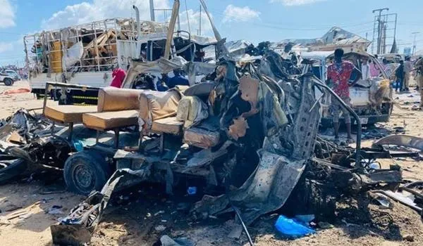 Ataque com carro-bomba deixa mais de 90 mortos na capital da Somália