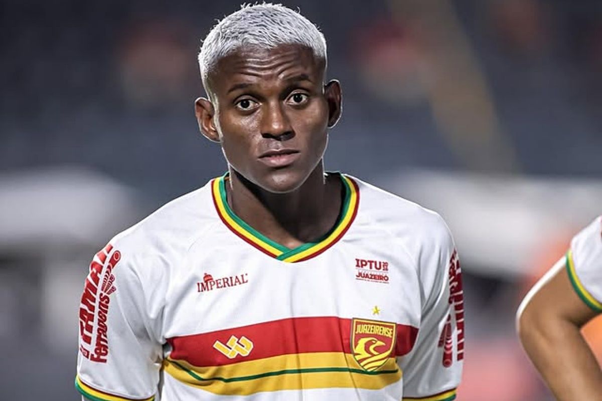 O Vit&oacute;ria negocia as sa&iacute;das de Claudinho e Z&eacute; Marcos, al&eacute;m de trabalhar na contrata&ccedil;&atilde;o do atacante Anderson Pato, da Juazeirense. Foto: Redes Sociais