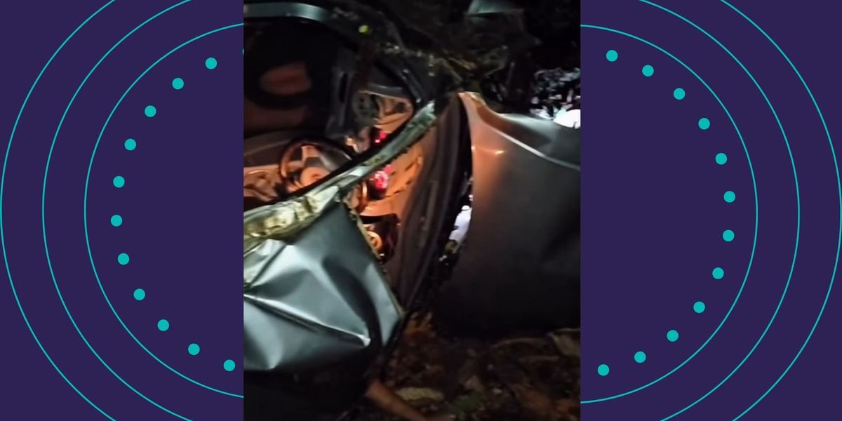 Ve&iacute;culo Destru&iacute;do Ap&oacute;s Bater Em Uma &Aacute;rvore E Capotar Na Br 330, Em Ibirapitanga, Na Bahia