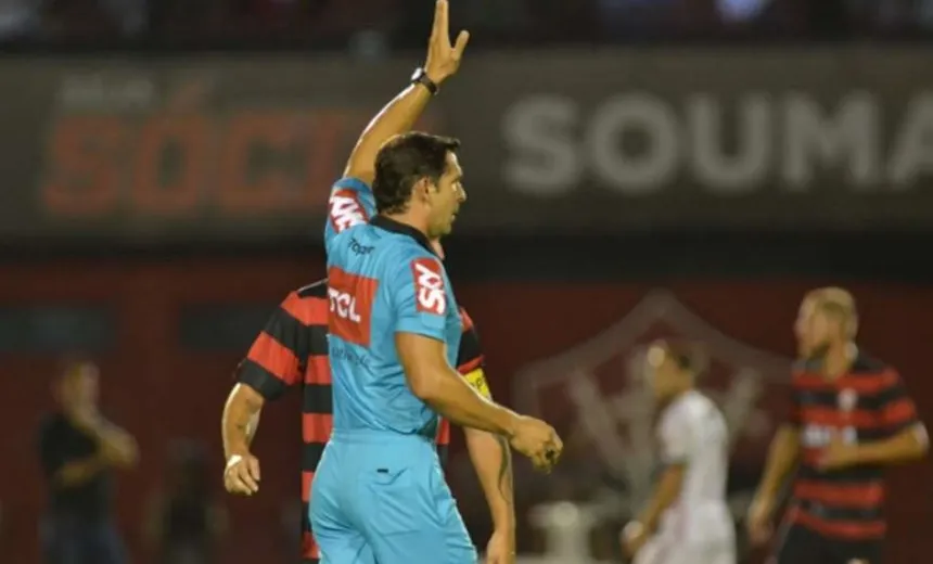 POLÊMICA: Juiz relata ‘reclamação ostensiva’ do Flamengo no intervalo de jogo contra o Vitória