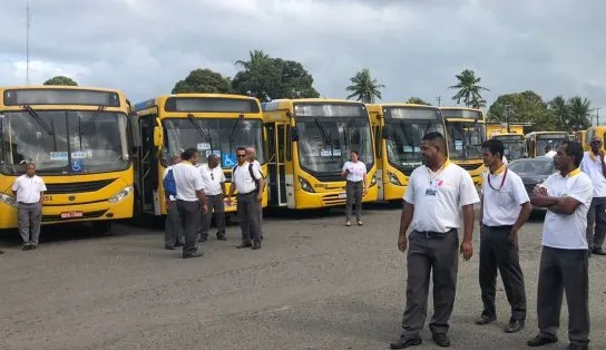 Rodoviários atrasam saídas de ônibus das garagens e pontos ficam cheios em Salvador